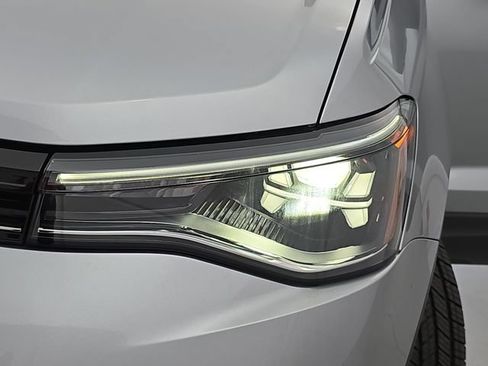 Certified 2025 Volkswagen Taos SE FWD image 31
