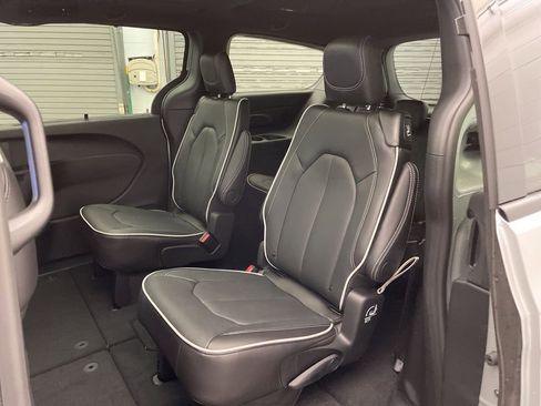 New 2026 Chrysler Pacifica Limited w/ Uconnect Theater Family Group image 19