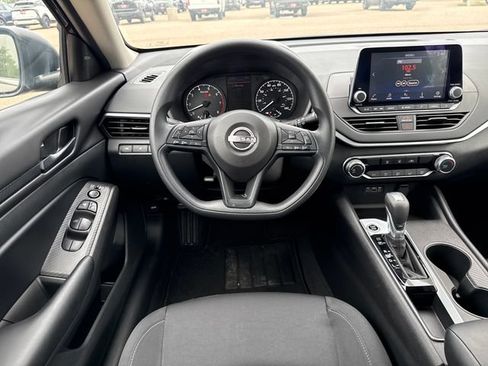 Used 2025 Nissan Altima 2.5 S FWD image 13