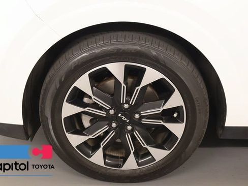 Used 2024 Kia Carnival EX FWD image 7