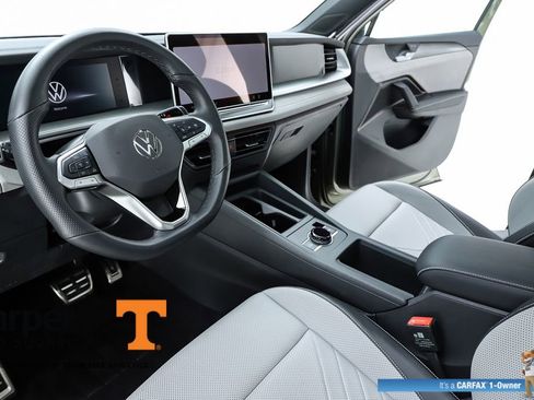 Used 2025 Volkswagen Tiguan SE R-Line image 58