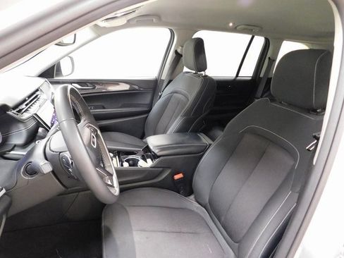 Used 2022 Jeep Grand Cherokee Laredo image 9