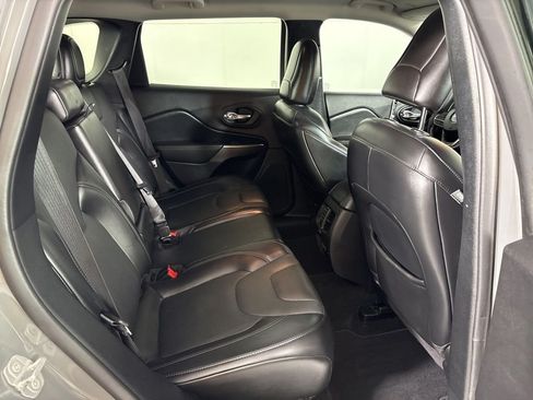 Used 2021 Jeep Cherokee Latitude Lux w/ Comfort/Convenience Group FWD image 19