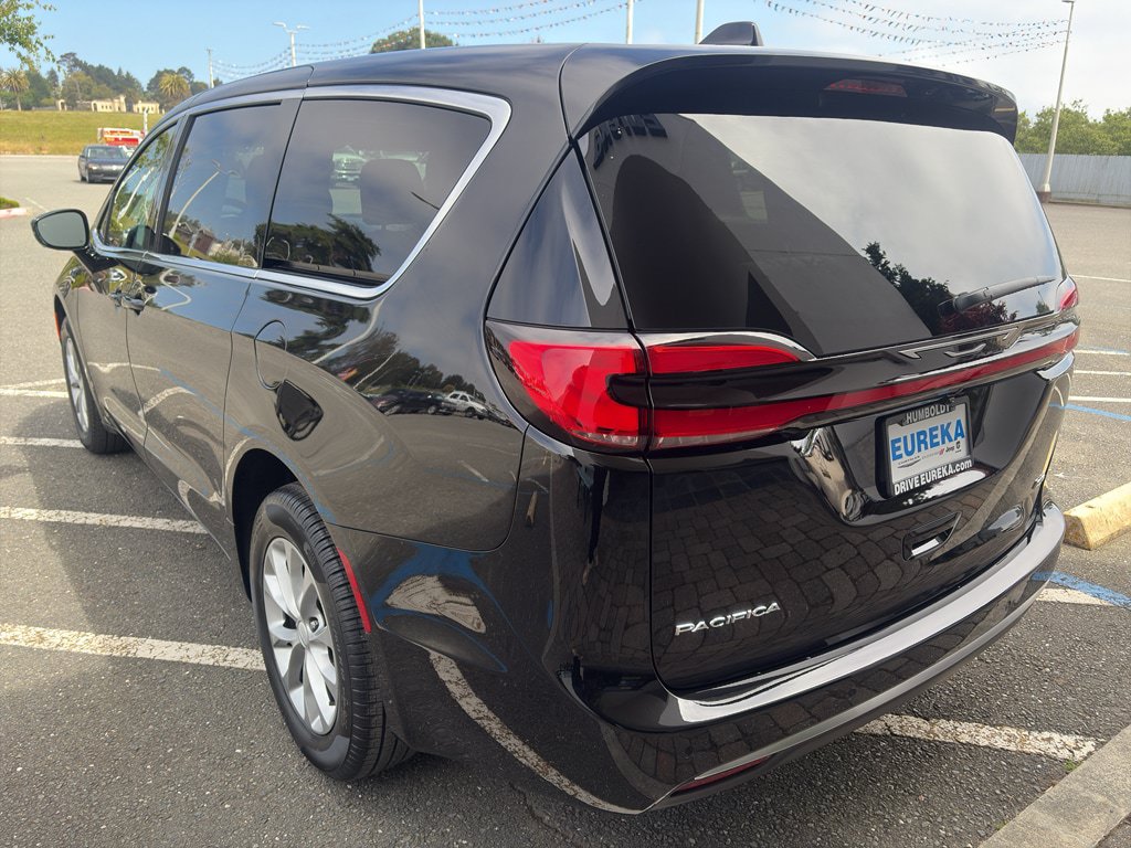 New 2027 Chrysler Pacifica Select w/ Family Tech Group AWD/4WD image 18