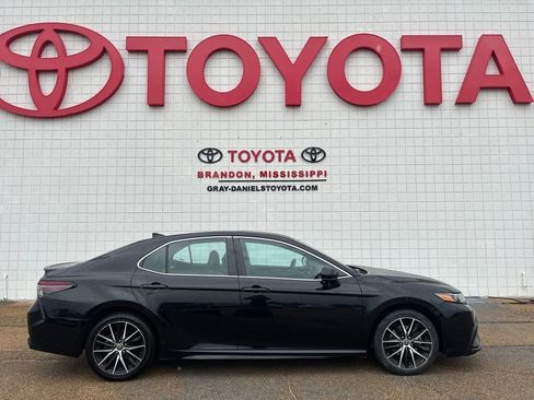 Used 2021 Toyota Camry SE image 4