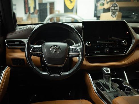 Used 2021 Toyota Highlander Platinum AWD/4WD image 19