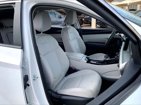 Certified 2025 Hyundai Tucson SE image 9