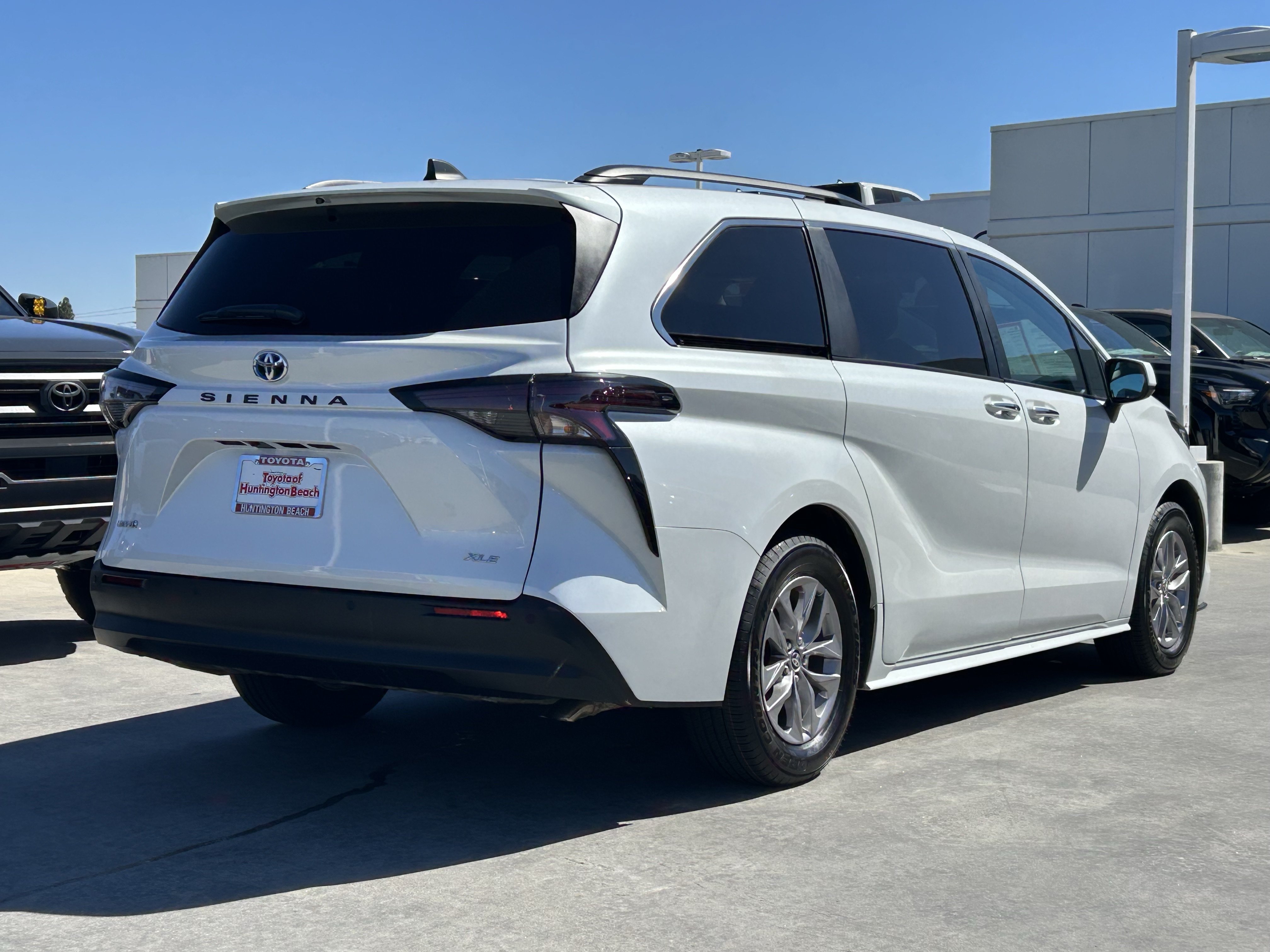 Certified 2025 Toyota Sienna XLE FWD image 3