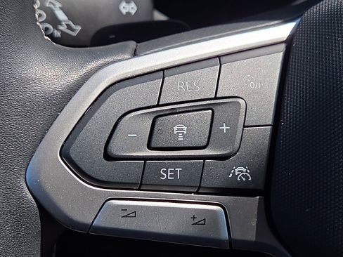 Used 2025 Volkswagen Atlas Cross Sport SE image 21