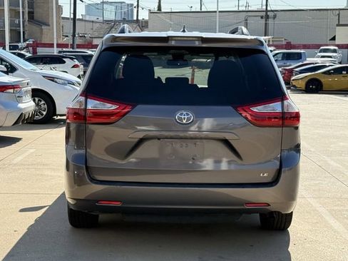 Used 2019 Toyota Sienna LE w/ LE Preferred Package FWD image 5
