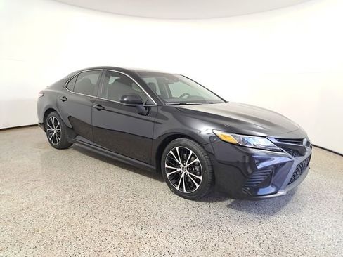 Used 2020 Toyota Camry SE image 4