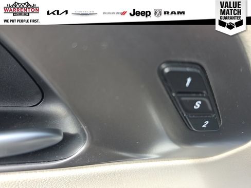 Used 2024 Chrysler Pacifica Touring-L FWD image 14