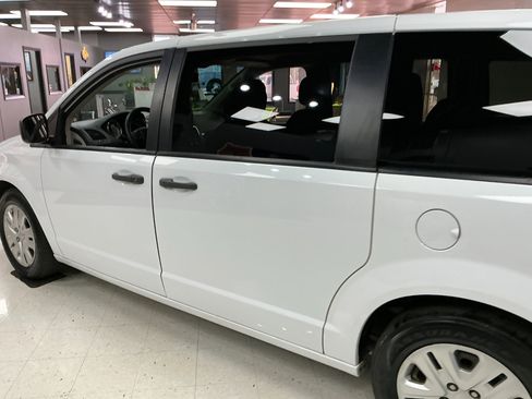 Used 2019 Dodge Grand Caravan SE w/ UConnect Hands-Free Group image 31