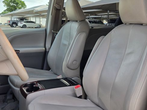 Used 2013 Toyota Sienna XLE w/ Entertainment Pkg FWD image 14
