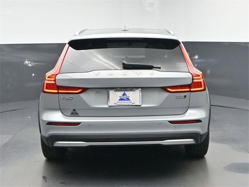 Used 2024 Volvo V60 B5 Cross Country Plus image 7