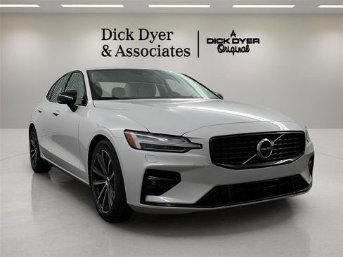 Certified 2022 Volvo S60 B5 Momentum w/ Premium Package image 1