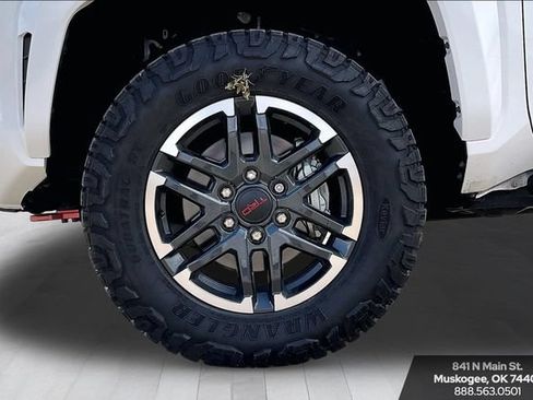 Used 2025 Toyota Tacoma TRD Sport AWD/4WD image 32