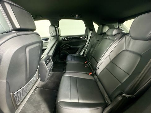 Used 2022 Porsche Cayenne AWD/4WD image 36