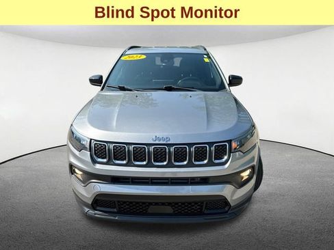 Used 2023 Jeep Compass Latitude AWD/4WD image 4