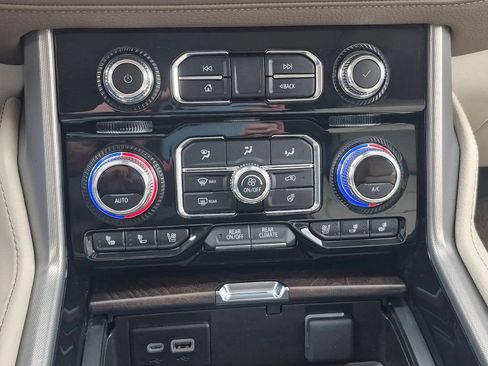 Used 2024 GMC Yukon Denali w/ Advanced Technology Package AWD/4WD image 8