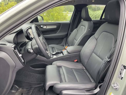 Certified 2025 Volvo XC40 B5 Ultra w/ Climate Package AWD/4WD image 17