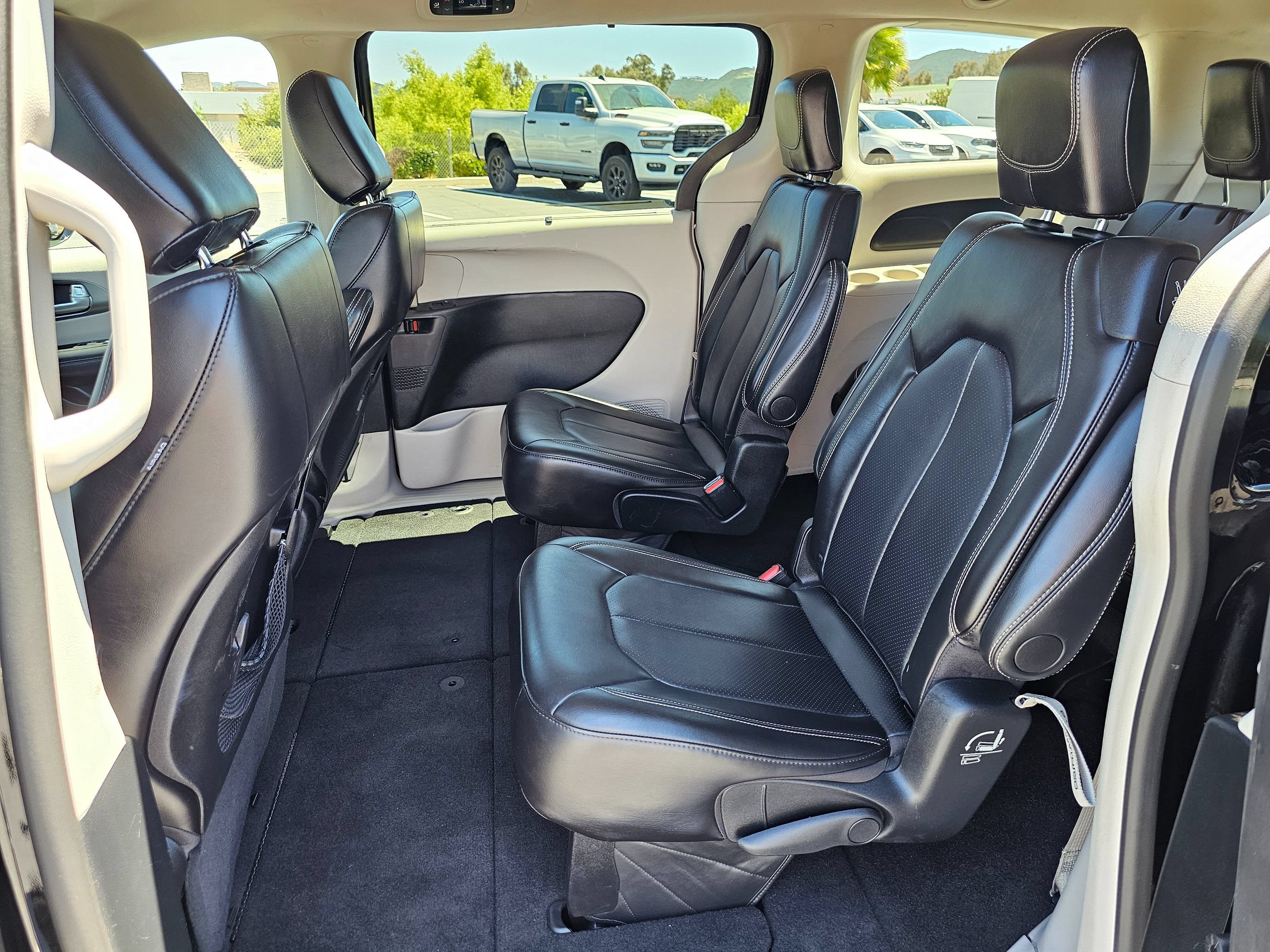 Used 2024 Chrysler Pacifica Touring-L FWD image 18