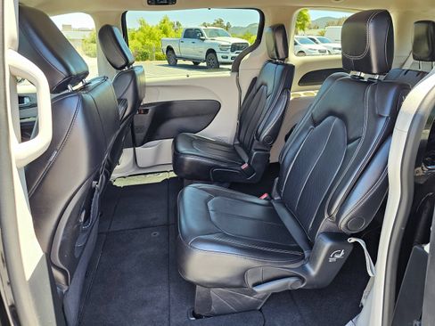 Used 2024 Chrysler Pacifica Touring-L FWD image 18