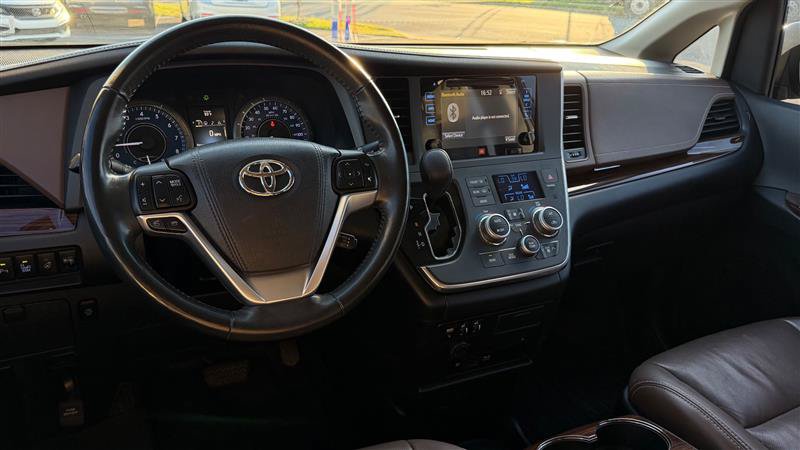 Used 2017 Toyota Sienna Limited Premium FWD image 26