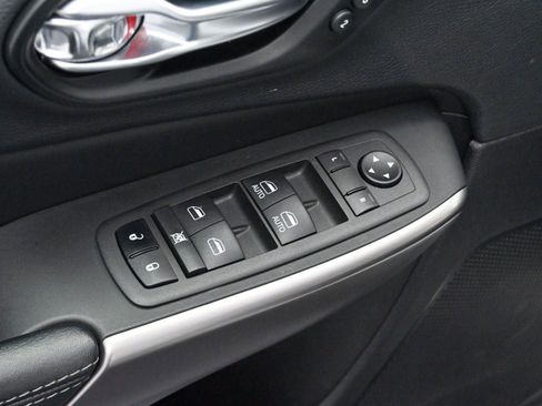 Used 2022 Jeep Cherokee Limited image 11