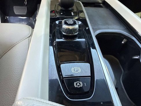 Used 2022 Volvo XC60 B5 Momentum w/ Climate Package image 37