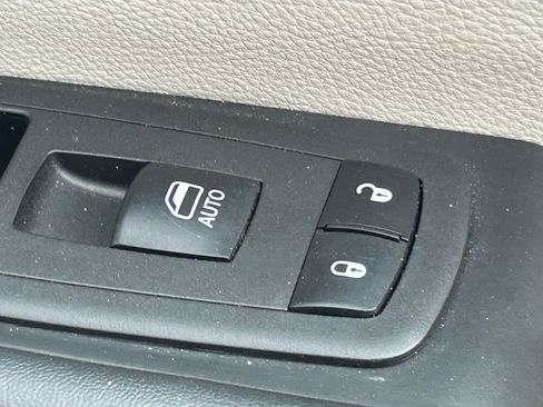 Used 2024 Chrysler Pacifica Touring-L FWD image 35