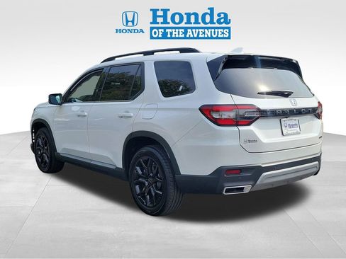 Certified 2025 Honda Pilot Touring image 3