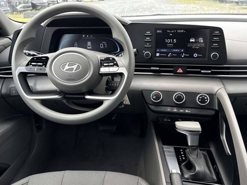 New 2026 Hyundai Elantra SE FWD image 2