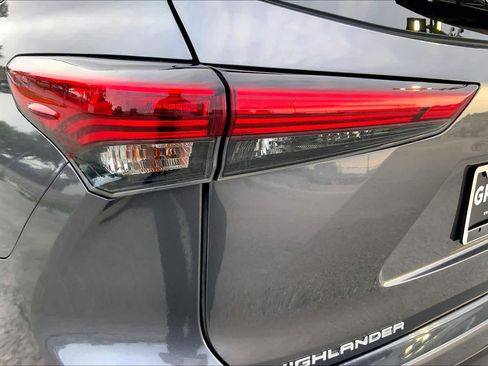 Used 2023 Toyota Highlander XLE FWD image 28