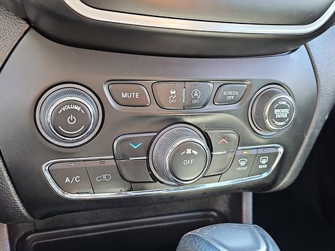 Used 2019 Jeep Cherokee Latitude w/ Popular Appearance Group image 15