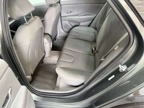 Certified 2025 Hyundai Elantra SE FWD image 30