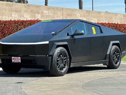 Used 2024 Tesla Cybertruck AWD Crew Cab image 8