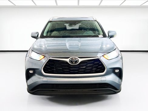 Used 2022 Toyota Highlander XLE image 2