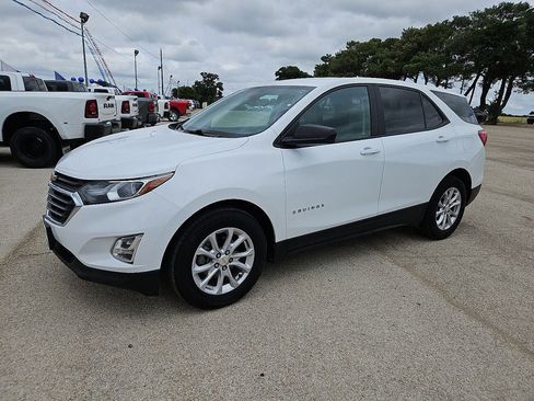 Used 2021 Chevrolet Equinox LS w/ LS Convenience Package FWD image 2