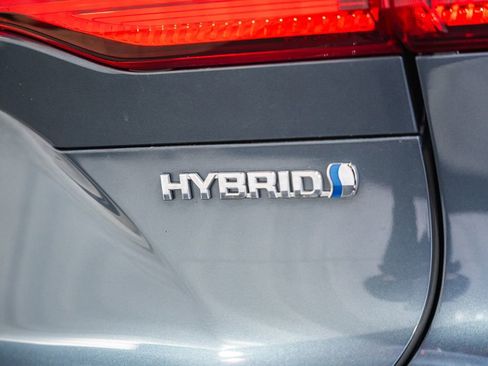 Used 2021 Toyota Venza LE image 7