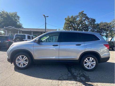 Used 2017 Honda Pilot LX image 4