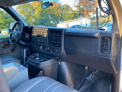 Used 2012 Chevrolet Express 2500 RWD image 22