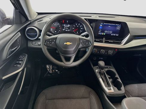 Used 2024 Chevrolet Trax LS w/ LS Convenience Package FWD image 17