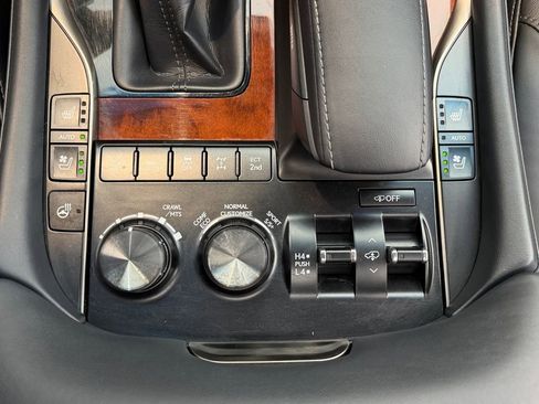 Used 2019 Lexus LX 570 4WD w/ Luxury Package image 33