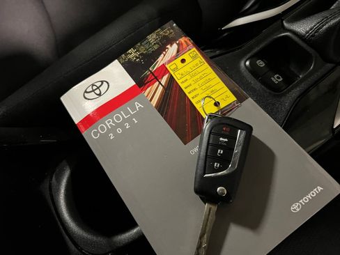 Used 2021 Toyota Corolla LE image 38