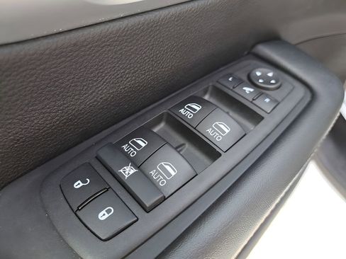 Used 2025 Chrysler Pacifica Limited image 14