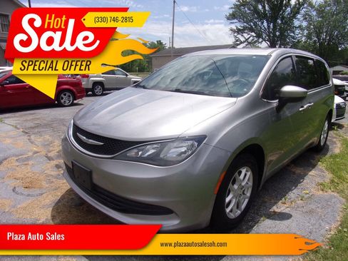Used 2017 Chrysler Pacifica Touring FWD image 2