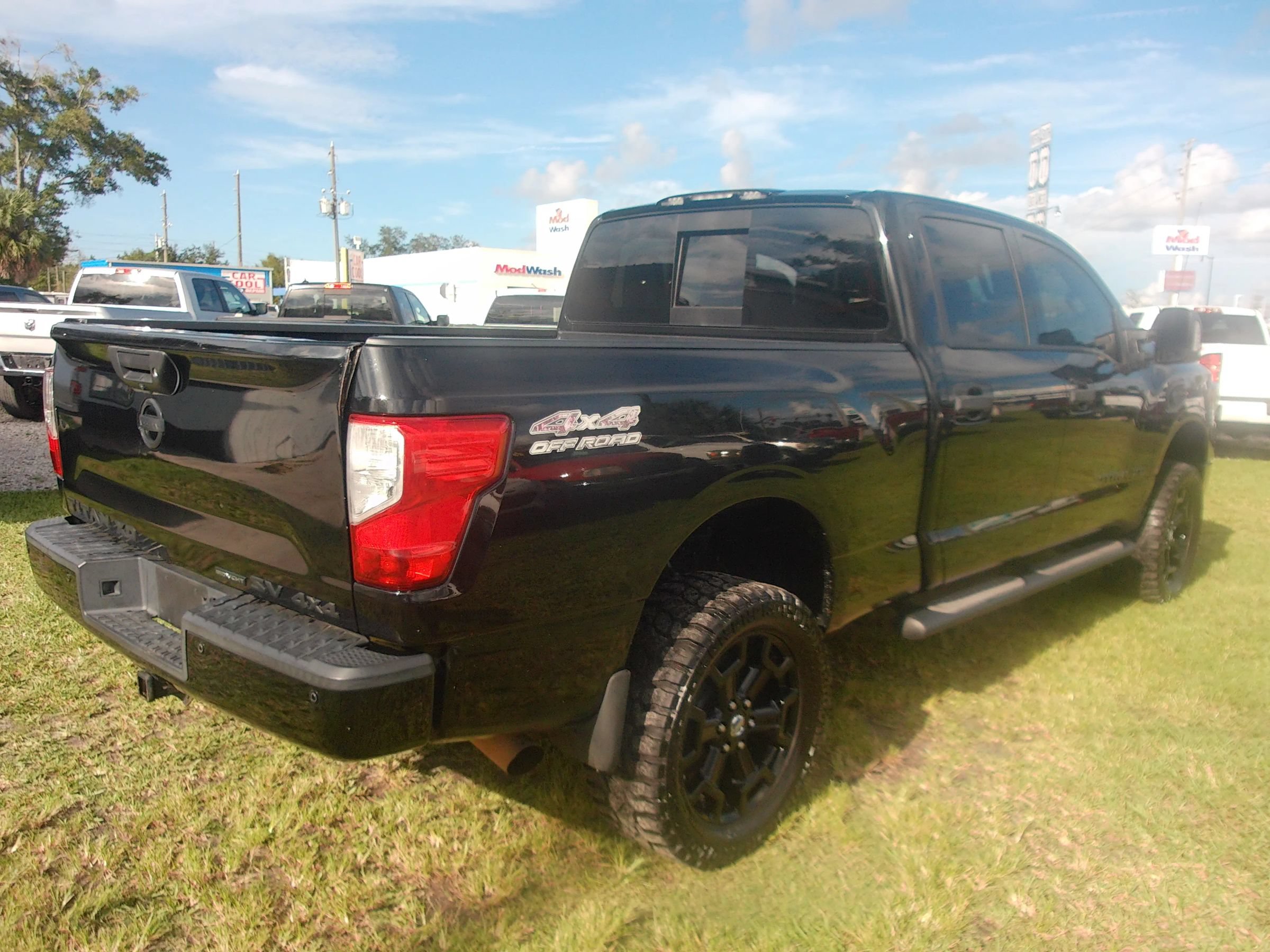 Used 2018 Nissan Titan SV w/ SV Convenience Package AWD/4WD image 5