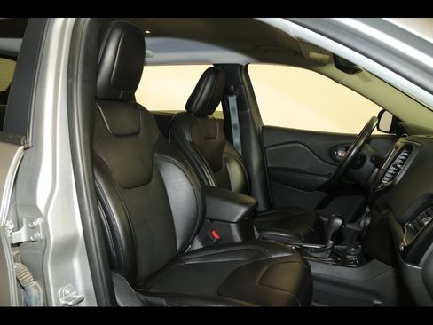 Used 2021 Jeep Cherokee Latitude Plus image 29