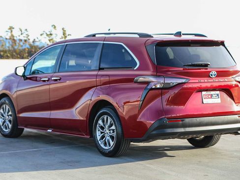 Used 2023 Toyota Sienna XLE image 7